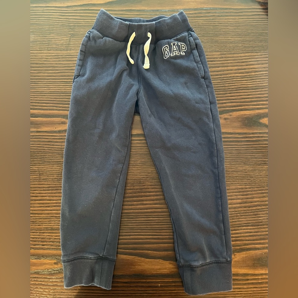 GAP Kids Black Logo Joggers Size: S 6/7